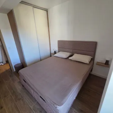Furnished bedroom with a double bed and a built-in wardrobe. - image 4