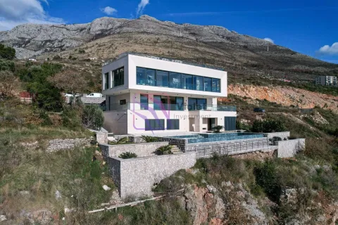 Pogled na modernu višespratnu vilu sa bazenom u brdovitom predjelu. - image 6