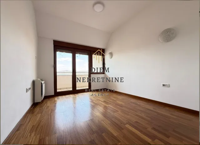 Prodaja, četvorosoban stan, 200m², Preko Morače, Podgorica