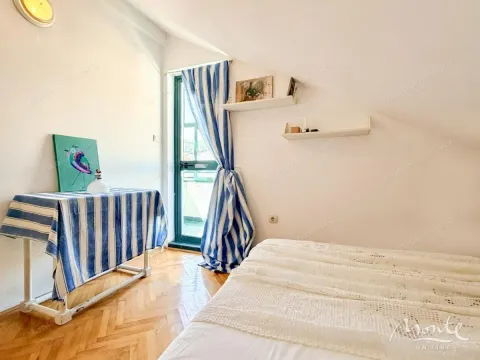 Manja spavaća soba sa krevetom, stolom i izlazom na terasu. - image 10
