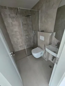 Moderno opremljeno kupatilo sa tuš kabinom, umivaonikom i toaletom. - image 8