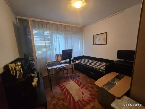 Nameštena spavaća soba sa krevetom i radnim stolom. - image 5