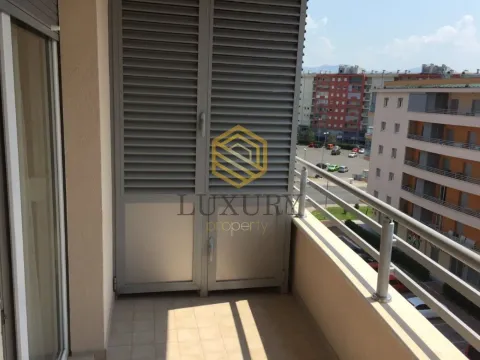 Manji natkriveni balkon sa pogledom na grad i okolne zgrade. - image 12