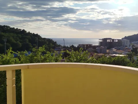 Pogled na more sa terase sa okolnim zelenilom i zgradama. - image 6