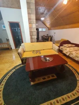 Prostrana dnevna soba sa drvenom krovnom konstrukcijom i garniturom za sedenje. - image 22