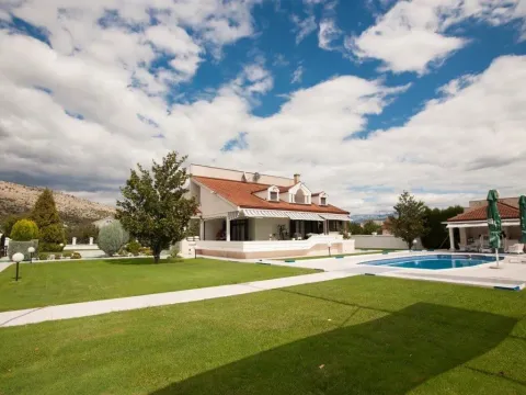 Prodaja, kuća, 930m², Tološi, Podgorica - image 10