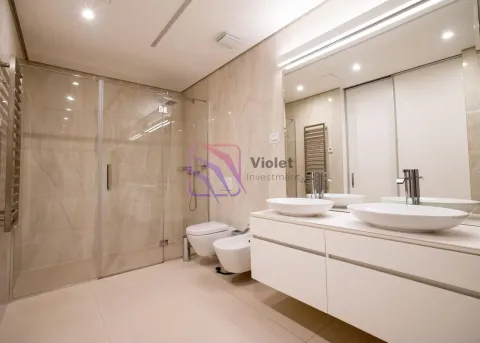 Moderne kupatilo sa tuš kabinom, dva umivaonika i WC šoljom. - image 14