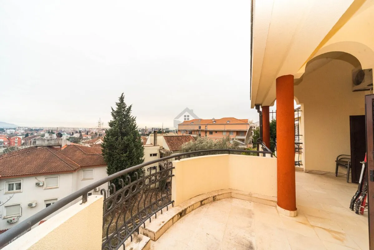 Izdavanje, kuća, 380m², Gorica C, Podgorica