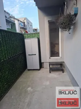Pogled na dvorište i ulaz u objekat sa ogradom. - image 12