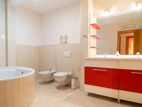 Izdavanje, trosoban stan, 120m², Momišići, Podgorica - image 14