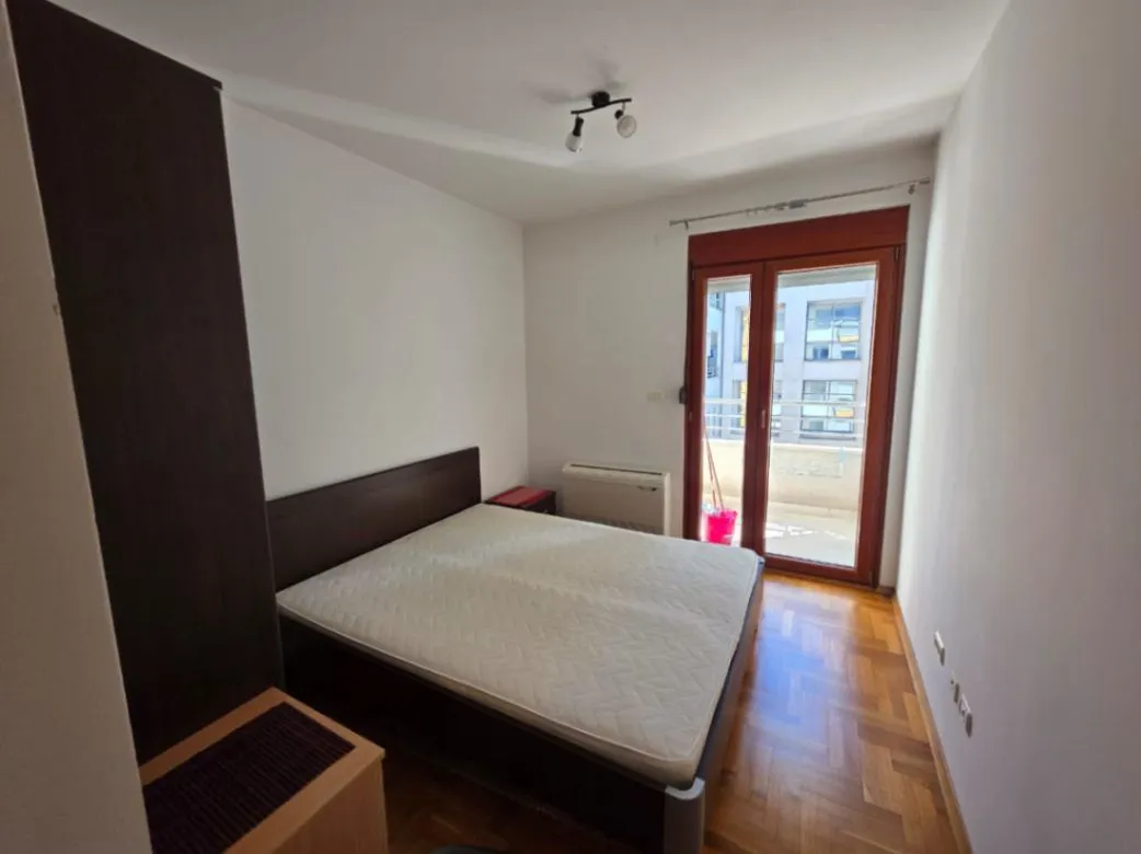 Izdavanje, jednosoban stan, 40m², Pobrežje, Podgorica