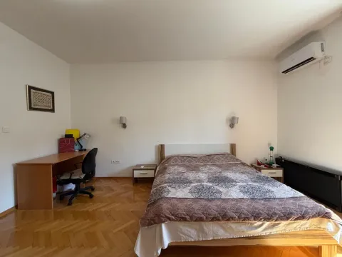 Namještena spavaća soba sa bračnim krevetom, radnim stolom i klima uređajem. - image 9