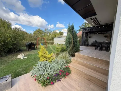 Uređeno dvorište sa terasom, travnjakom i garniturom za sedenje. - image 40