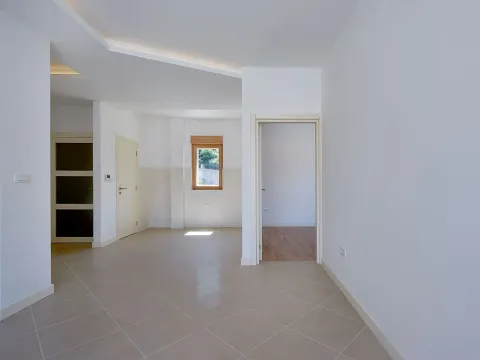 Sale, three bedroom apartment, 62m², Dobrota, Kotor - image 10