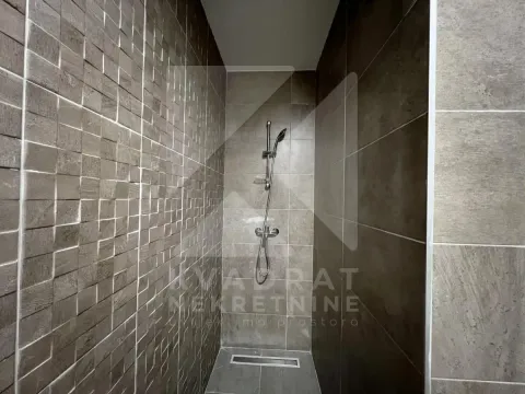 Moderne keramičke pločice u tuš kabini sa ugradnim slivnikom. - image 14