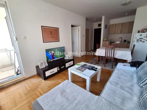 Dnevna soba sa garniturom, televizorom i trpezarijom u pozadini. - image 13