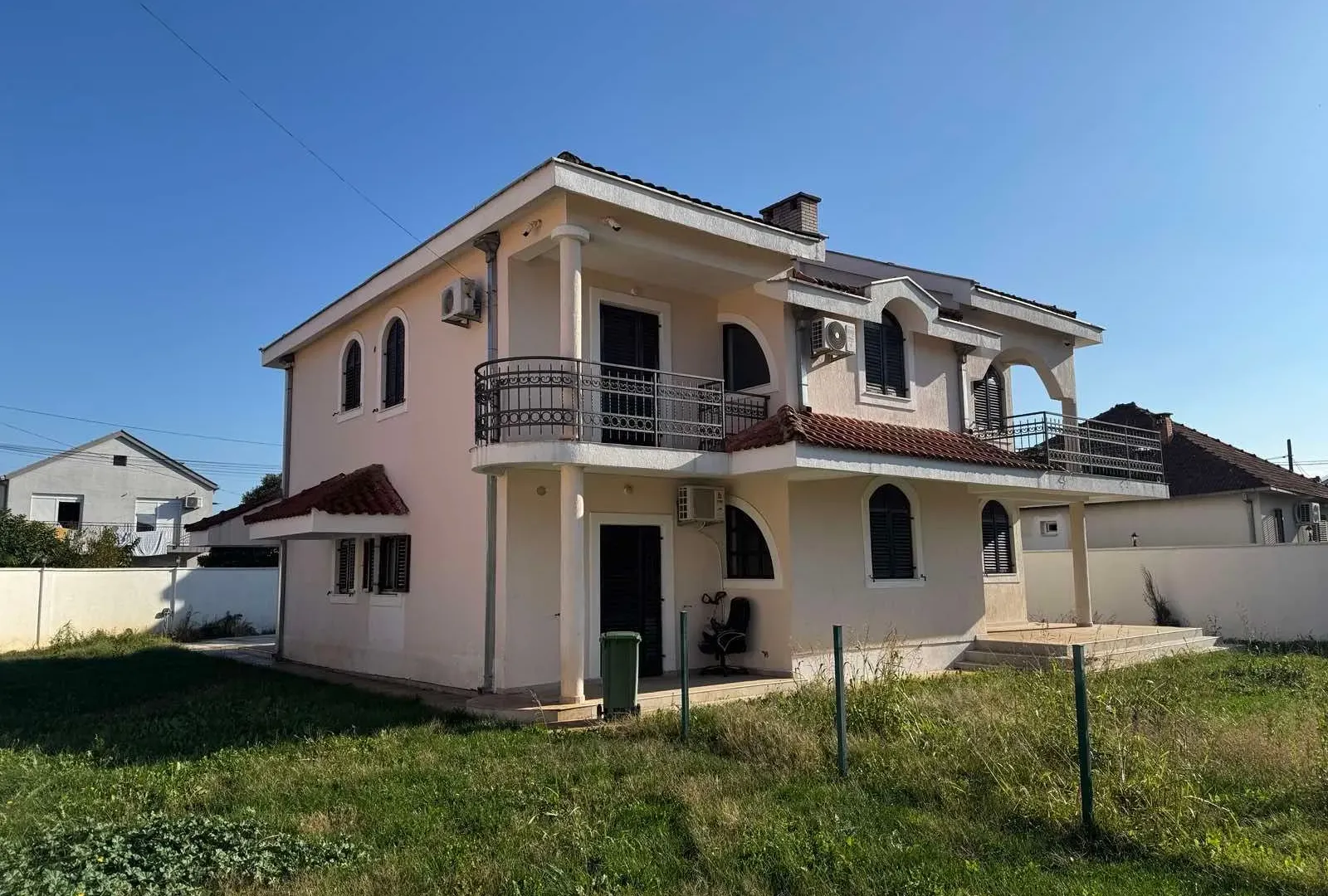 Prodaja, kuća, 340m², Tološi, Podgorica