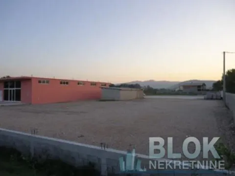 View of the courtyard and exterior of the building. - image 3