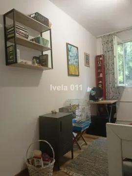 Manja soba sa krevetom, radnim stolom, policama i kavezom za ptice. - image 8