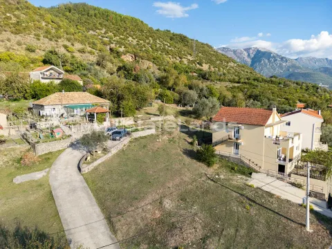 Pogled iz vazduha na kuće i okolno imanje u prirodi. - image 5