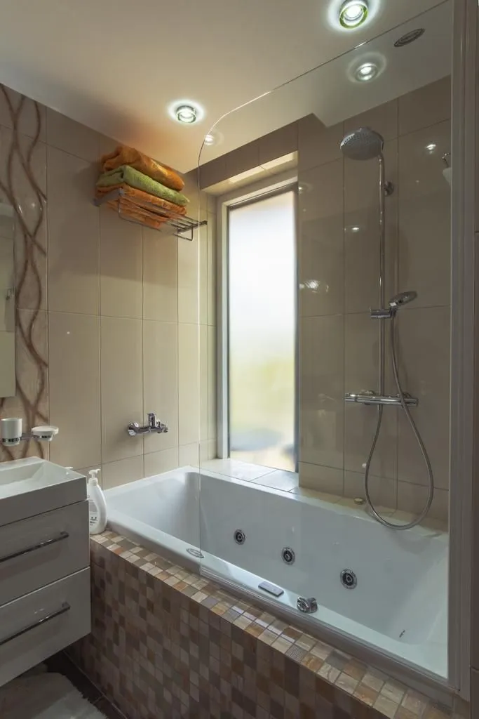 Izdavanje, trosoban stan, 146m², Bečići, Budva