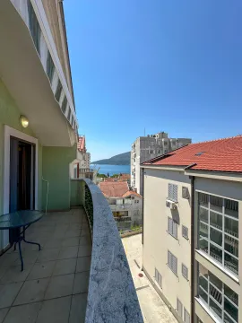 Balkon sa pogledom na more i okolne zgrade. - image 8