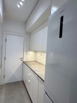 Moderna bela kuhinja sa frižiderom i ugradnim elementima. - image 5