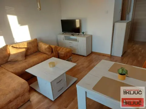 Dnevni boravak sa garniturom, TV-om i trpezarijskim stolom. - image 2