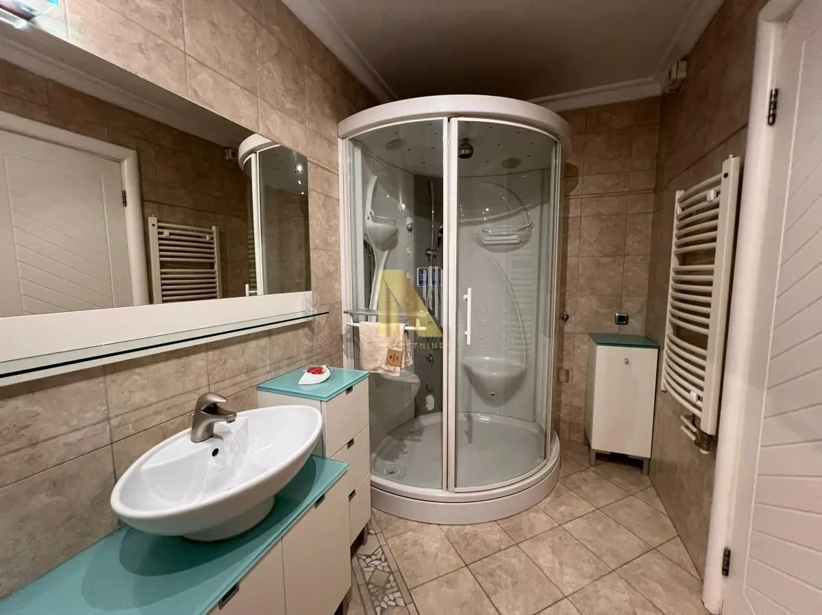 Izdavanje, četvorosoban stan, 148m², Stari grad, Novi Sad
