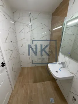 Savremeno opremljeno kupatilo sa tuš kabinom i umivaonikom. - image 5