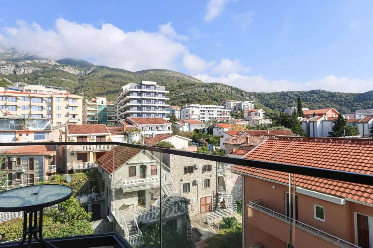 Rent, one bedroom apartment, 40m², Bečići, Budva