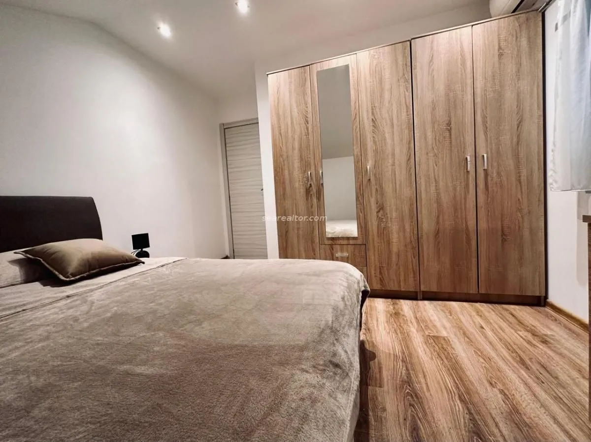 Izdavanje, trosoban stan, 130m², Centar, Tivat