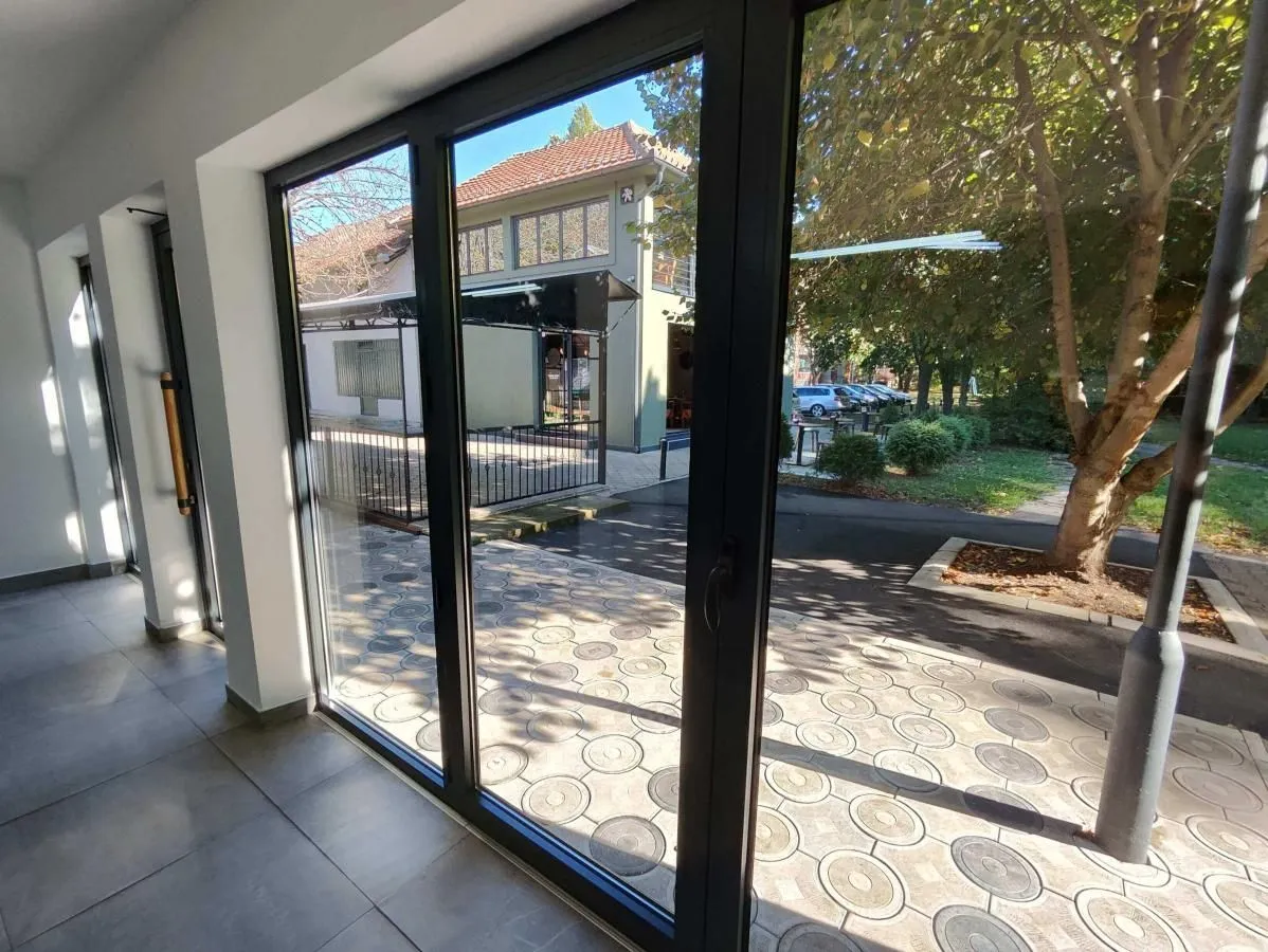 Rent, office space, 112m², Batajnica, Beograd
