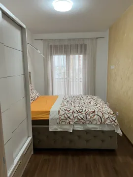 Svijetla spavaća soba sa bračnim krevetom i ormarom. - image 2