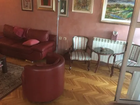 Dnevna soba sa kožnom garniturom i parketom. - image 14