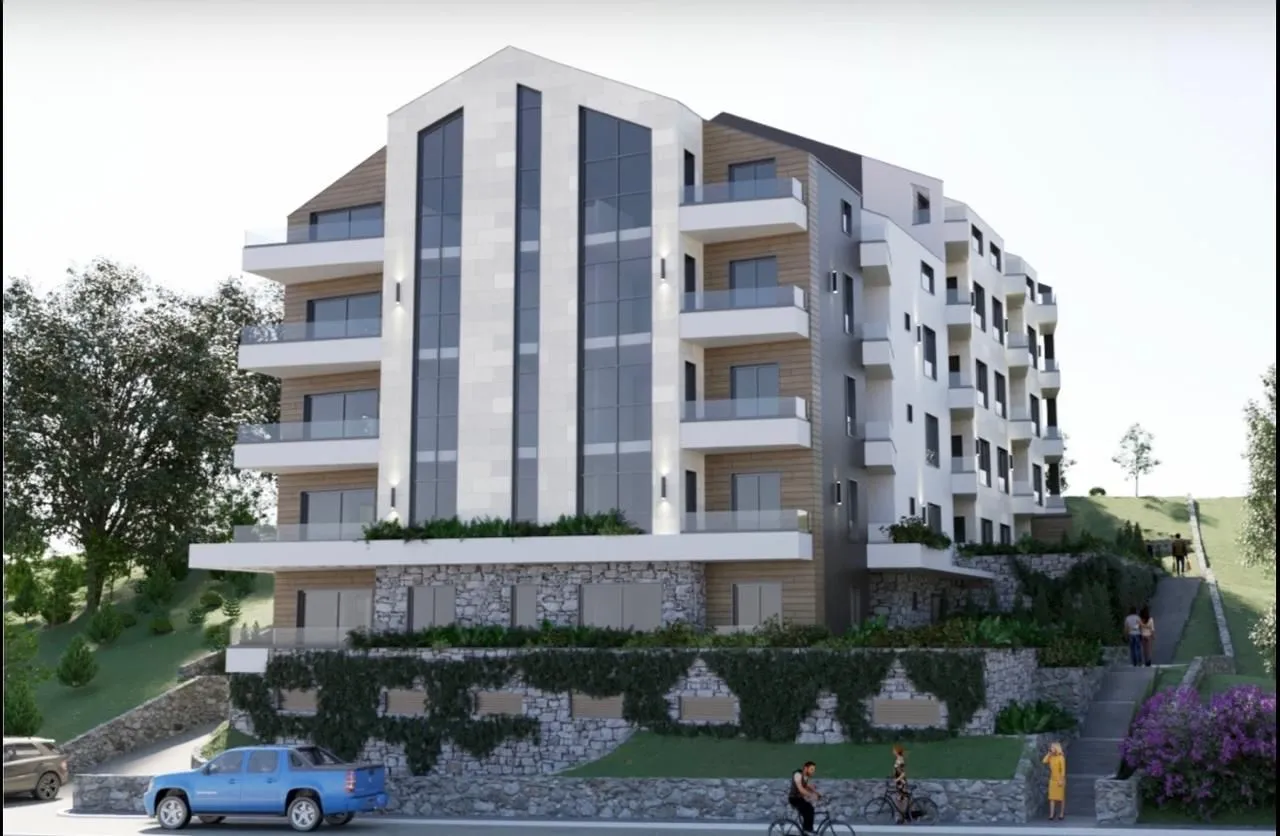 Spoljašnji izgled moderne višespratne stambene zgrade sa terasama.