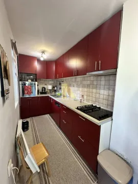Manja kuhinja sa crvenim elementima i ugradnom tehnikom. - image 4