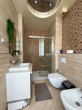 Savremeno opremljeno kupatilo sa tuš kabinom, umivaonikom i sanitarijama. - image 7