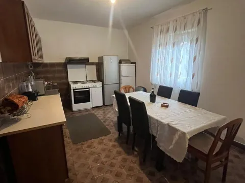 Rent, one bedroom apartment, 90m², Radanovići, Kotor - image 2