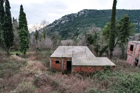 Nedovršena kuća okružena prirodom i brdima. - image 14