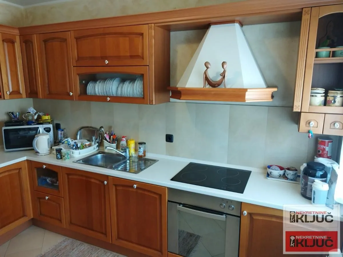 Prodaja, četvorosoban stan, 115m², Grbavica, Novi Sad Sve Podlokacije