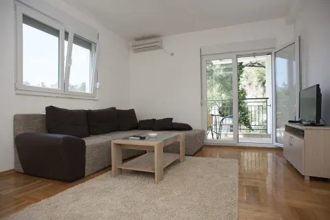 Svijetla dnevna soba sa ugaonom garniturom i izlazom na balkon. - image 7
