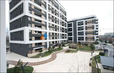 Pogled sa visine na modernu stambenu zgradu i uređen dvorišni prostor. - image 16