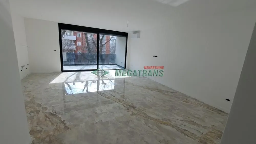Izdavanje, četvorosoban stan, 126m², Centar, Novi Sad