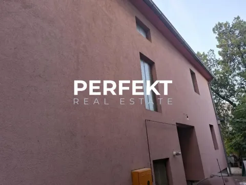 Pogled na spoljni dio i fasadu kuće. - image 2