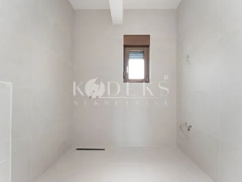 Prodaja, četvorosoban stan, 221m², Vezirov Most, Podgorica - image 5