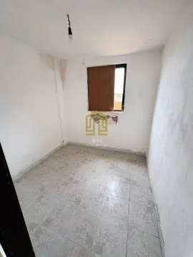 Nenamještena soba sa pločicama na podu i jednim sijalicom na plafonu. - image 4