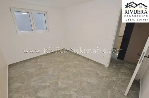 Prazna soba sa bijelim zidovima i podom obloženim pločicama. - image 6