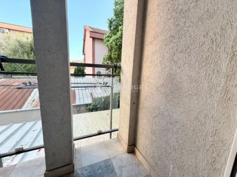 Pogled sa popločane terase na okolne zgrade i krovove. - image 10