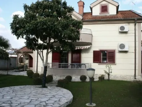 Rent, house, 200m², Donja Gorica, Podgorica - image 2
